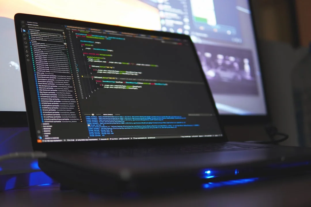 Un espace de travail contemporain mettant en avant un ordinateur portable, une tablette et des smartphones, idéal pour les usages technologiques et freelance.